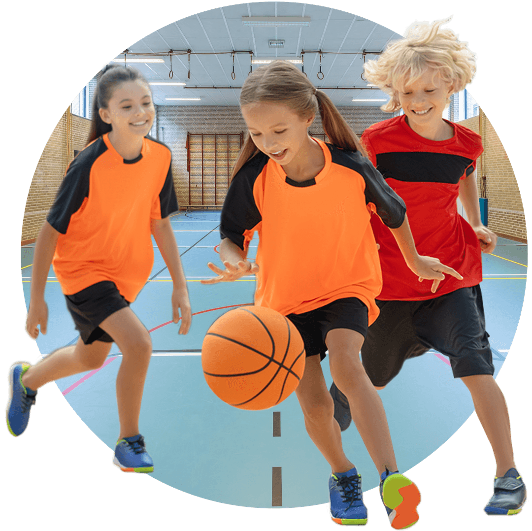 Crianças jogando basquete